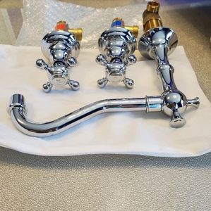 Classic chrome bathroom faucet set